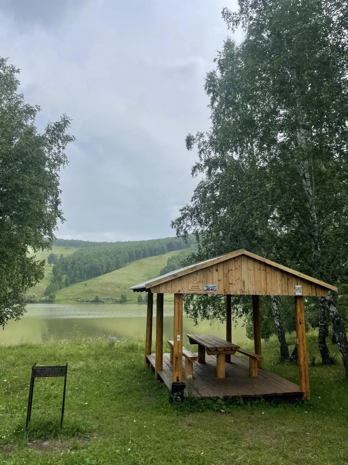Крытая деревянная беседка с мангалом на Новом озере в Бородино