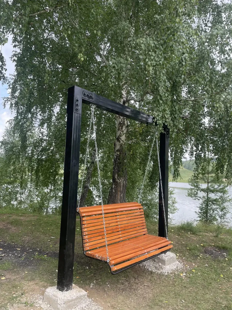 Качели у воды на Новом озере в Бородино