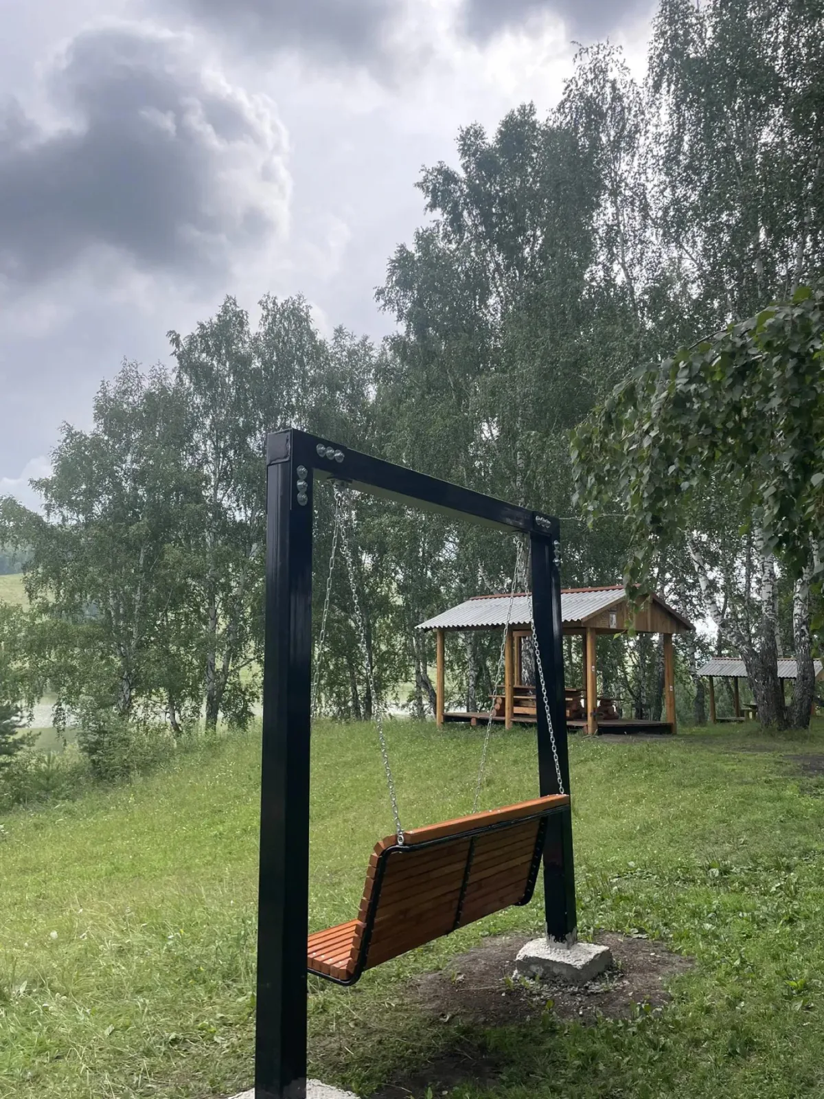 Качели и беседки на берегу Нового озера в Бородино