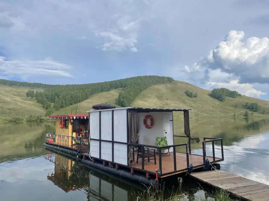 Плавучая прогулочная площадка у берега Нового озера